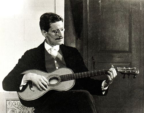 Joyce playing the guitar in Trieste, 1915.