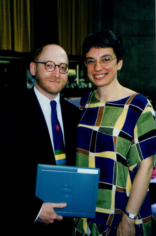 1998 Photo of Kernis (left) and his wife Evelyne Luest with Kernis holding his Pulitzer Prize