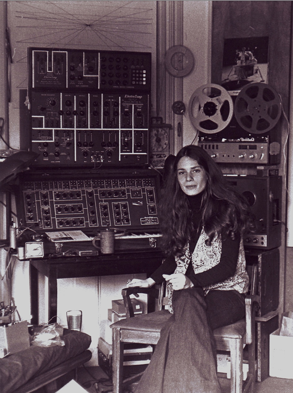 Laurie Spiegel with her equipment including patchcord analog synthesizers, keyboard console, and a reel-to-reel tape recorder in 1971. Photo by Stan Bratman, courtesy Laurie Spiegel.