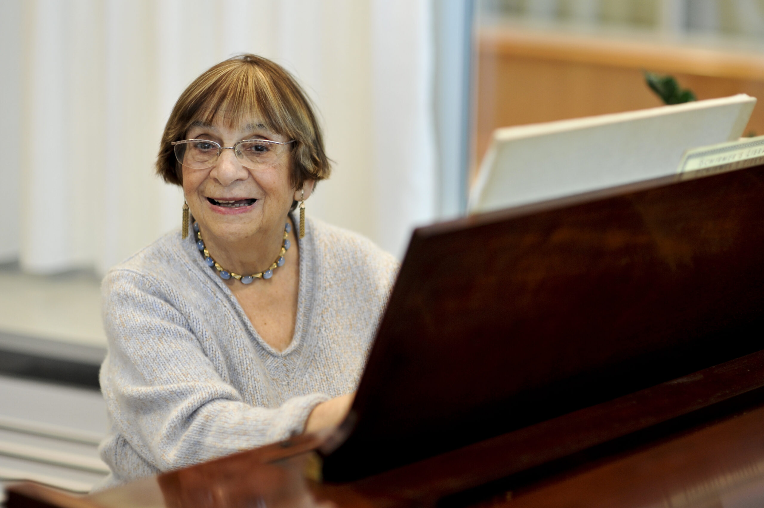 Ursula Mamlok at the piano (Photo by Simon Pauly)
