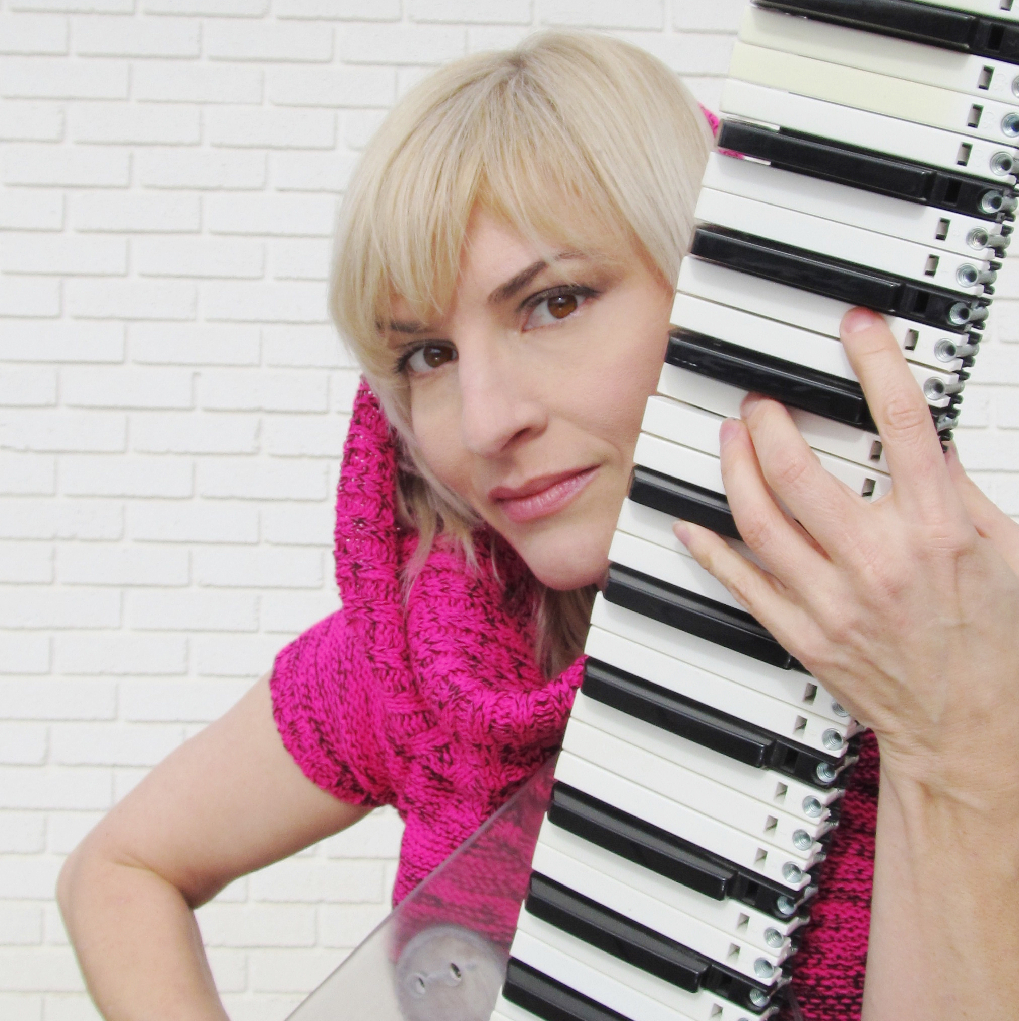 Elaine Walker fingering a chord on a Jupitar retuned electric keyboard