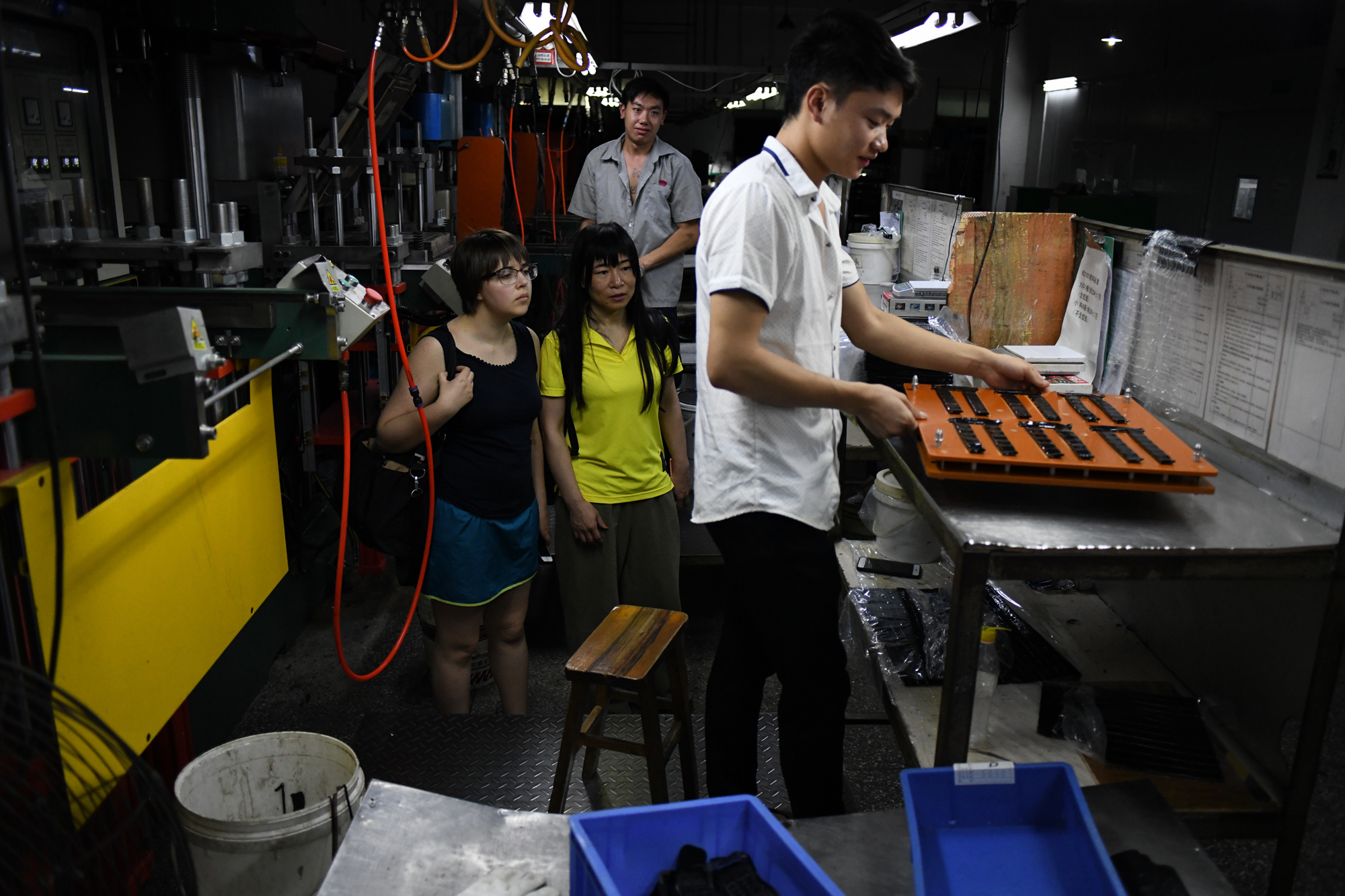  Zheng Xiaoqiong and the author in an electronics factory in Dongguan, China. Photo by Zhan You Bing 占有兵.