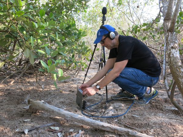 Leonard recording recording with Ambisonic microphone in the Playa Girón (Bay of Pigs)